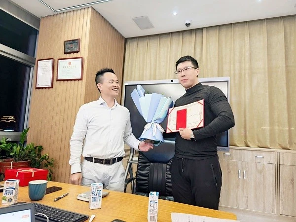 Rewarding Outstanding Employees Rewarding Outstanding Employees